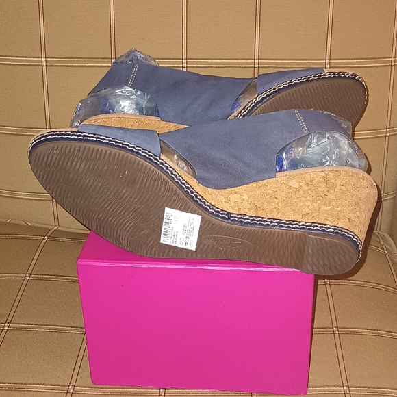 NWOB Clarks Designer Sandals (11) - Picture 5 of 5